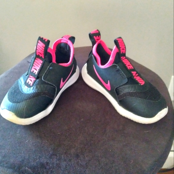 Kids pink Nike shoes 6C - Picture 2 of 4